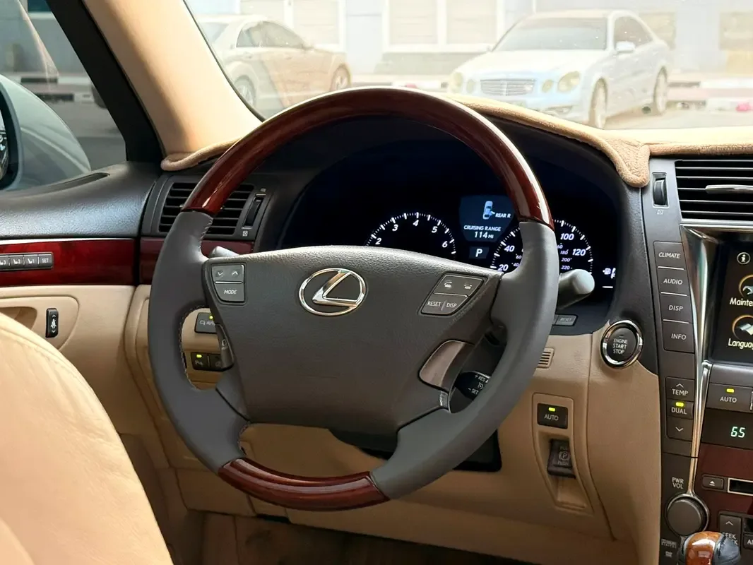 Lexus LS 4.6 AT RWD (380 حصان) - 15