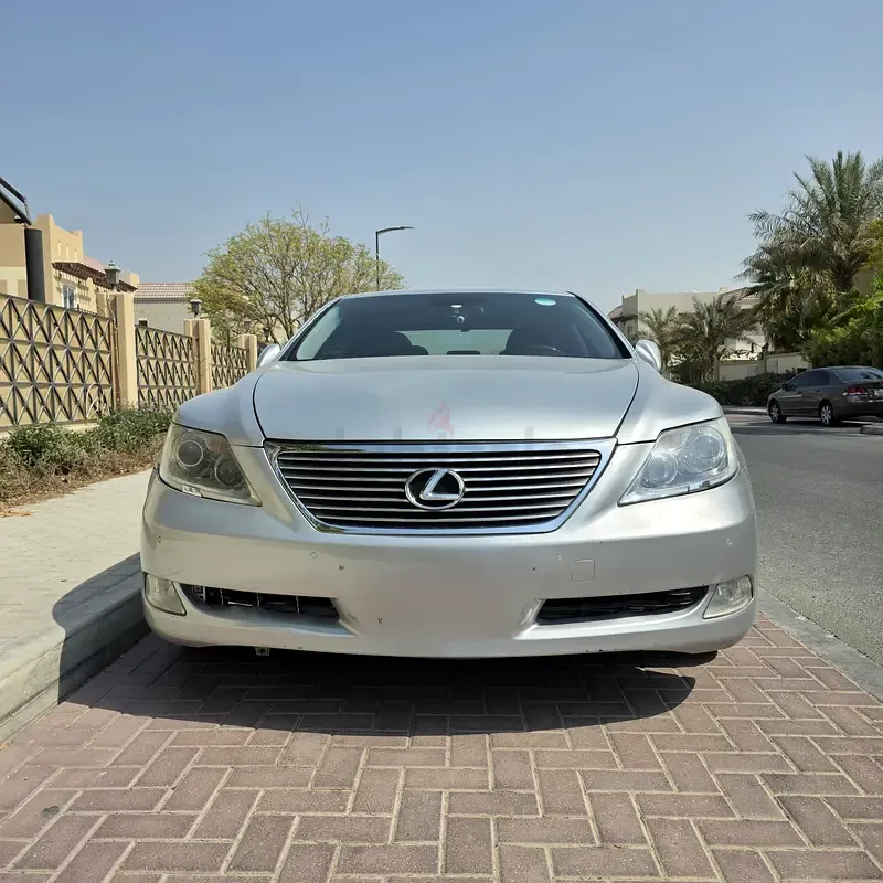 Lexus LS 4.6 AT RWD (380 hp)