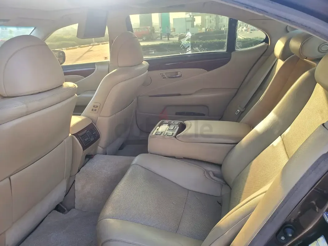 Lexus LS 4.6 AT RWD (380 حصان) - 11