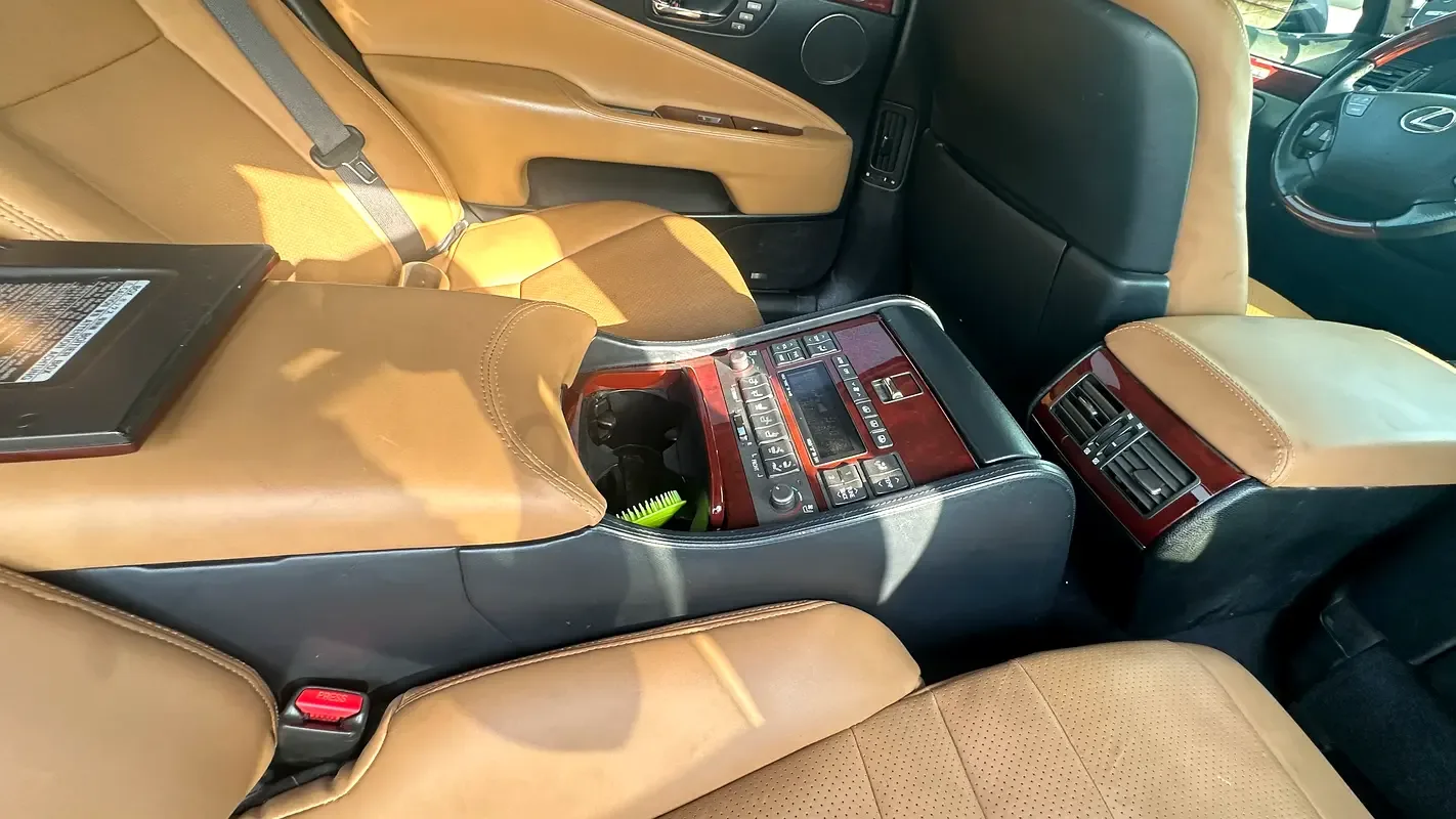 Lexus LS 4.6 AT RWD (380 hp) - 19