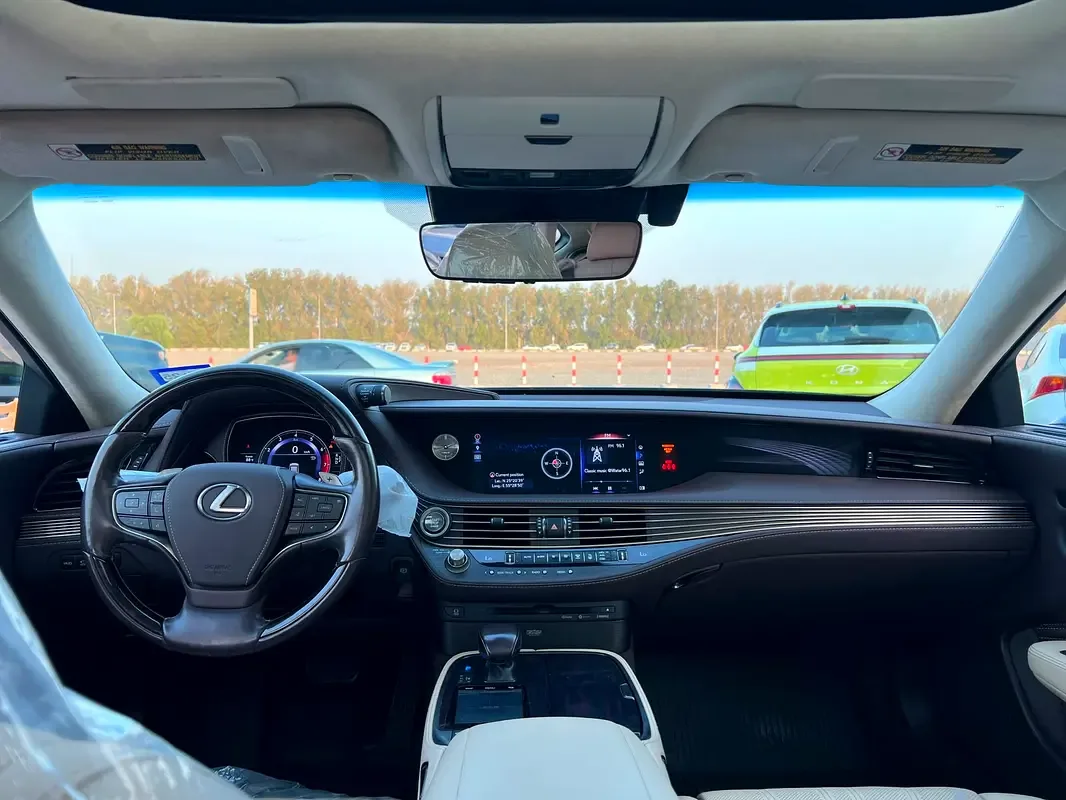 Lexus LS 500 AT (421 حصان) - 15