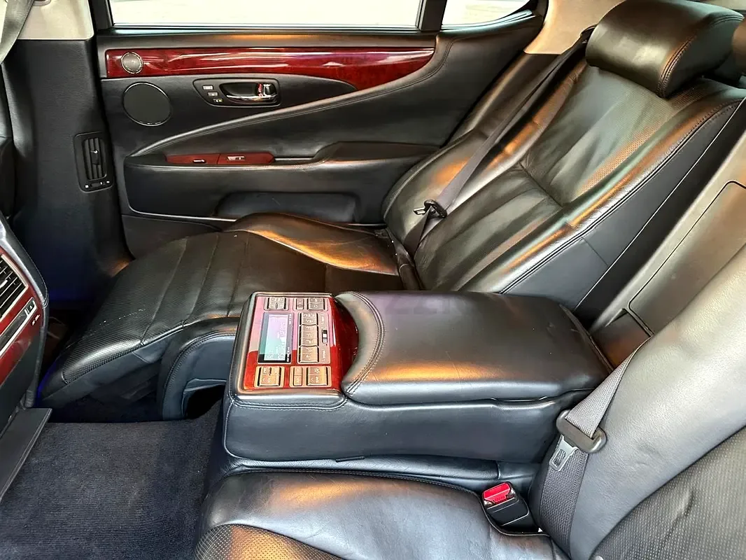 Lexus LS 600h CVT AWD (394 hp)