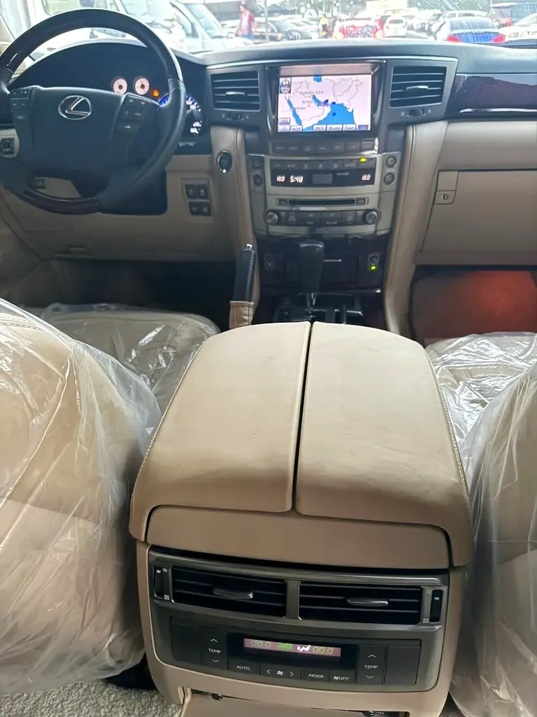 Lexus LX 570 AT (367 hp) - 17