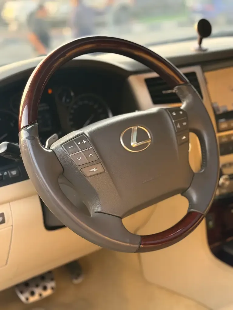Lexus LX 570 AT (367 hp) - 17