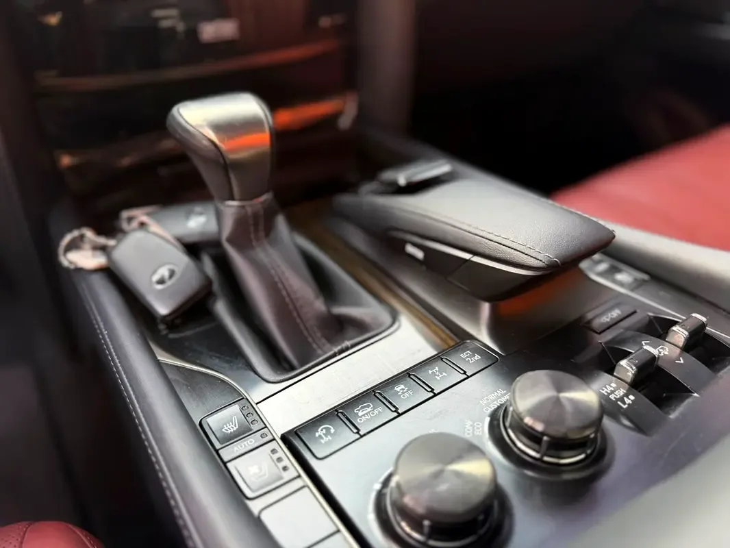Lexus LX 570 AT (367 hp) - 8