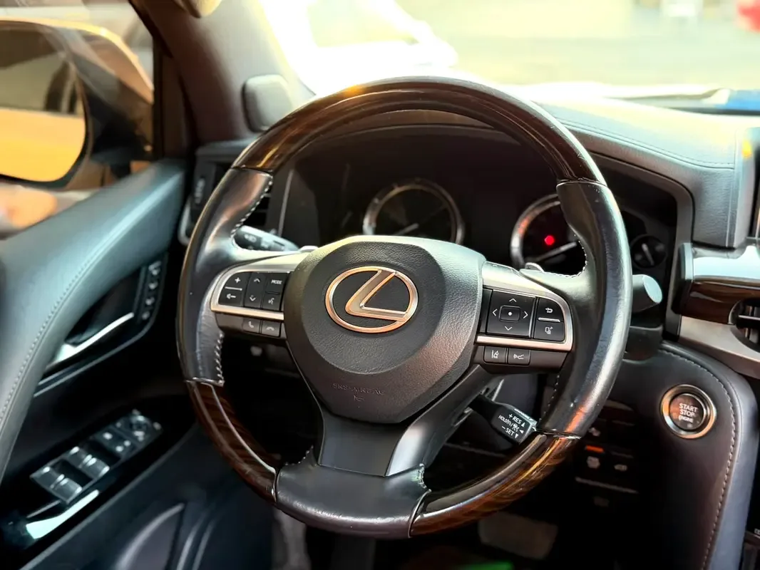 Lexus LX 570 AT (367 hp) - 17