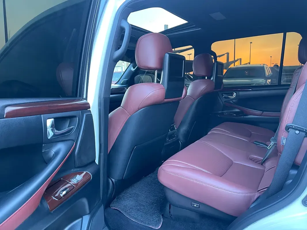 Lexus LX 570 AT (367 hp) - 12