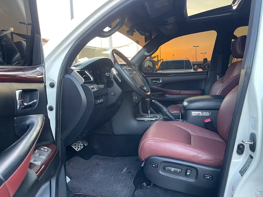 Lexus LX 570 AT (367 hp) - 10