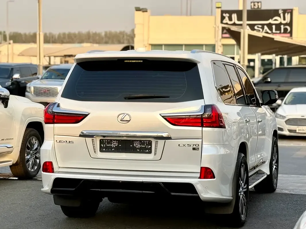 Lexus LX 570 AT (367 hp) - 11