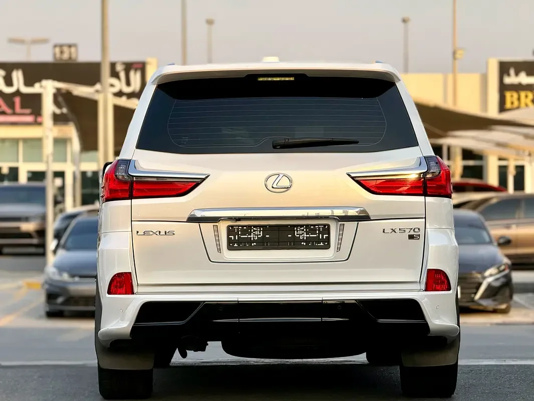 Lexus LX 570 AT (367 hp) - 12