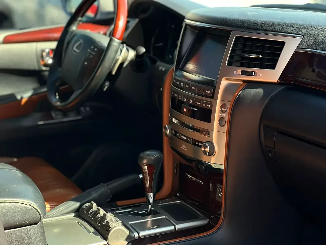 Lexus LX 570 AT (367 hp) - 18