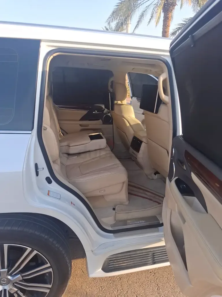 Lexus LX 570 AT (367 hp) - 12