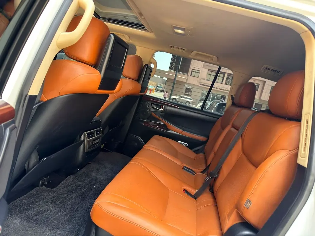 Lexus LX 570 AT (367 حصان) - 12