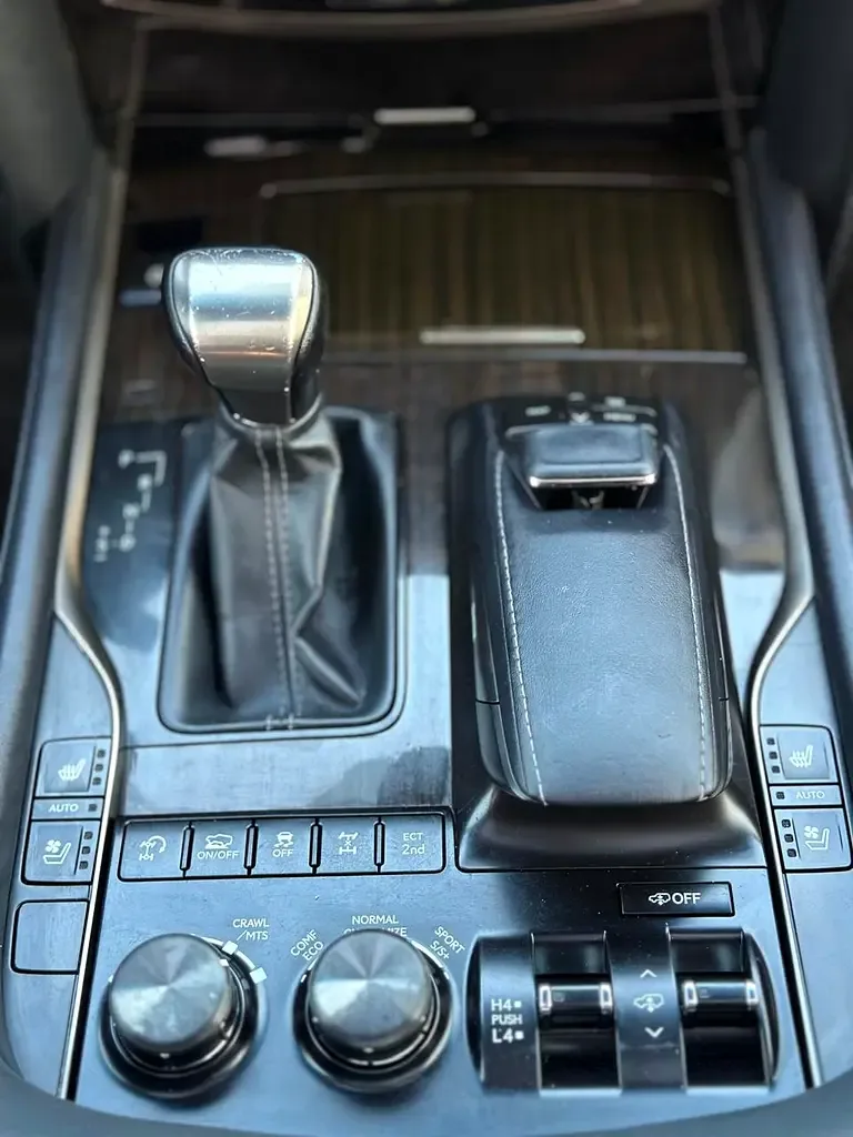 Lexus LX 570 AT (367 hp) - 16