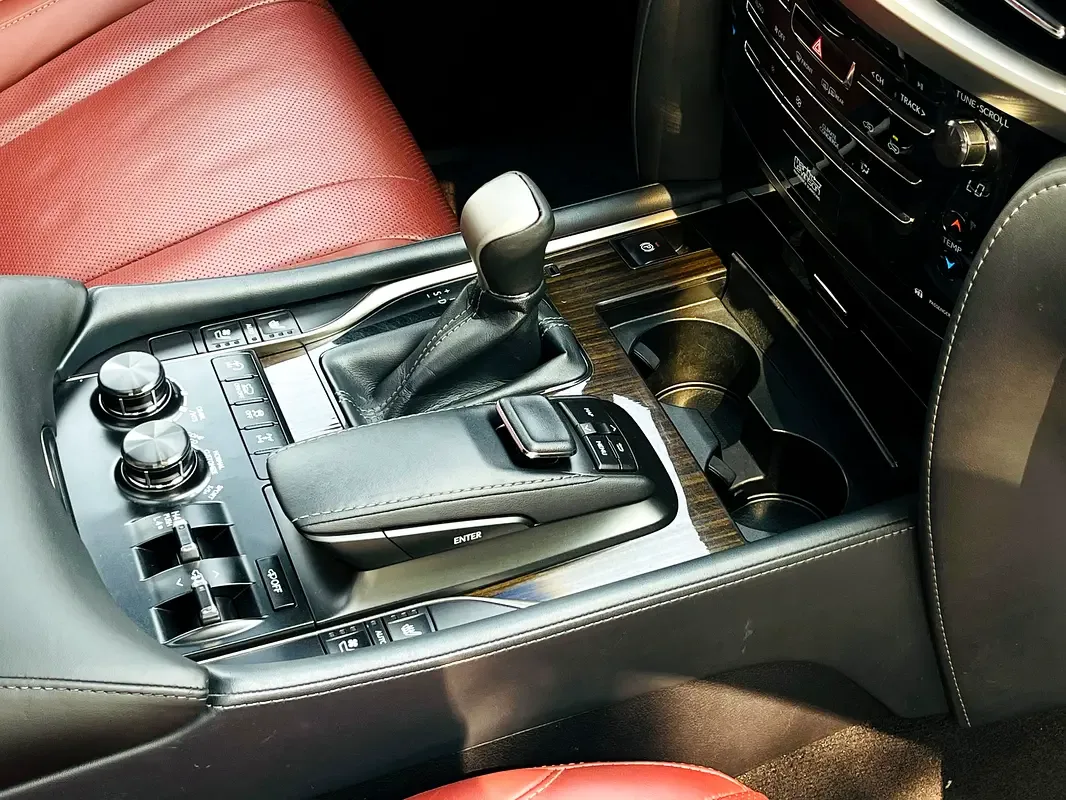 Lexus LX 570 AT (367 hp) - 17