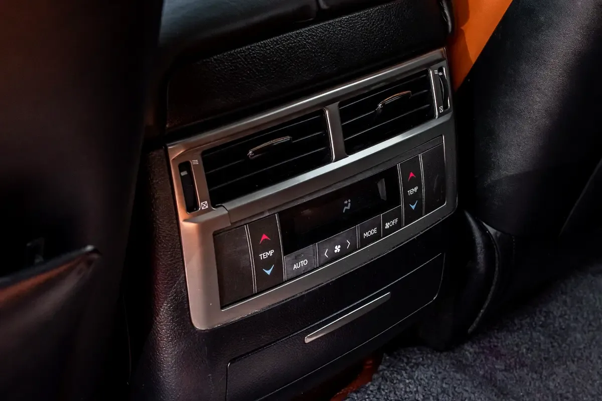 Lexus LX 570 AT (383 hp) - 14