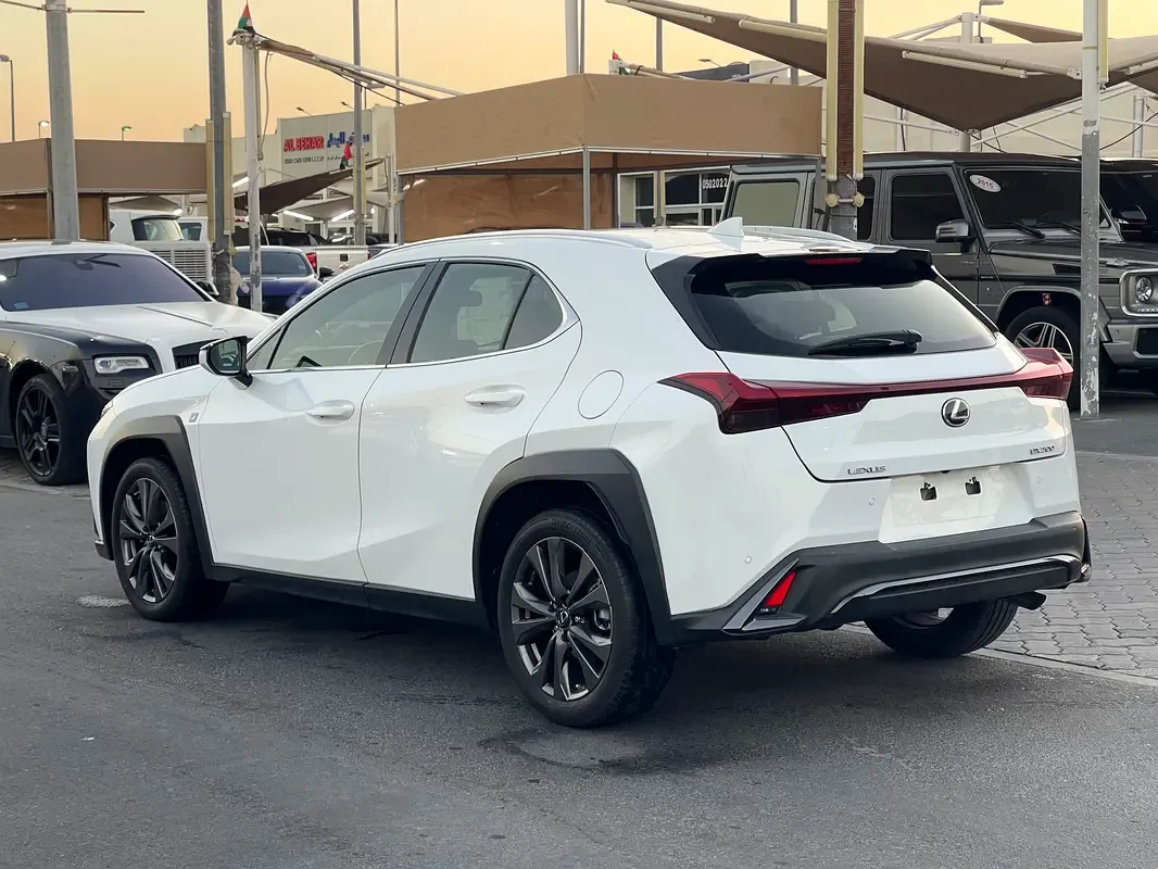 Lexus UX 200 CVT (150 حصان) - 4