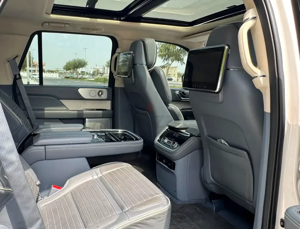 Lincoln Navigator 3.5 AT RWD (440 حصان) - 17