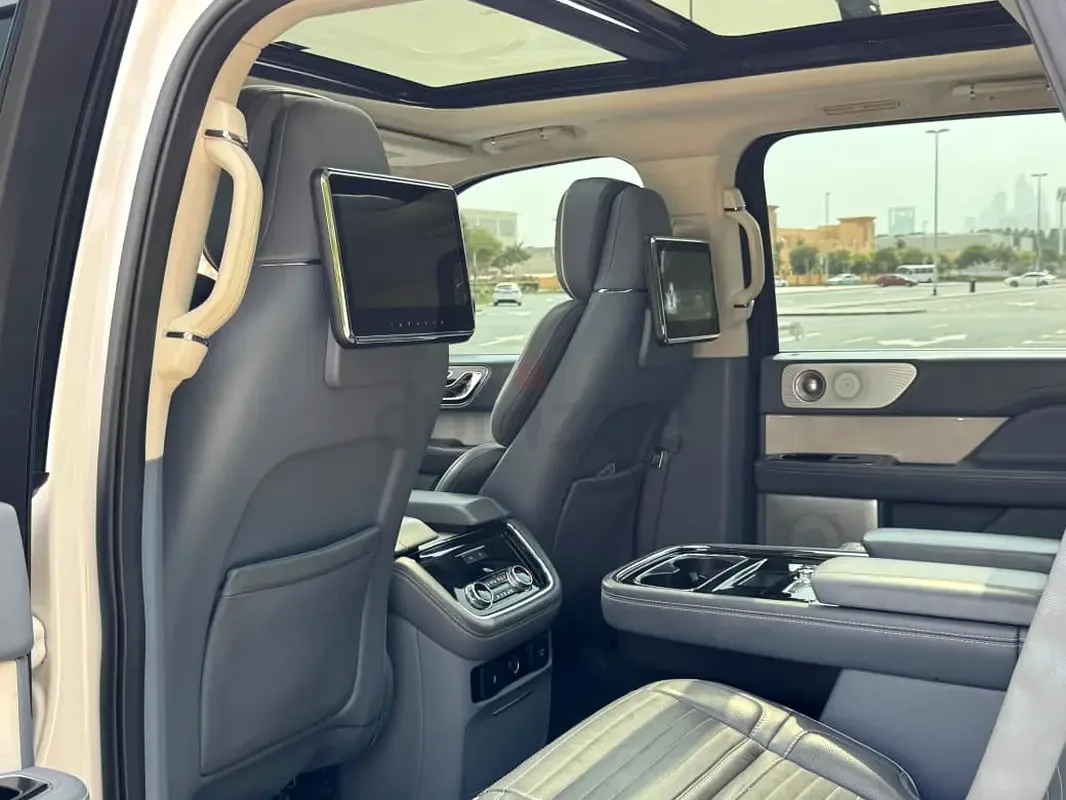 Lincoln Navigator 3.5 AT RWD (440 حصان) - 16