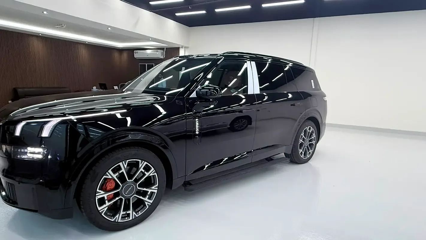 Lynk & Co 900 2.0 AT AWD (734 hp)