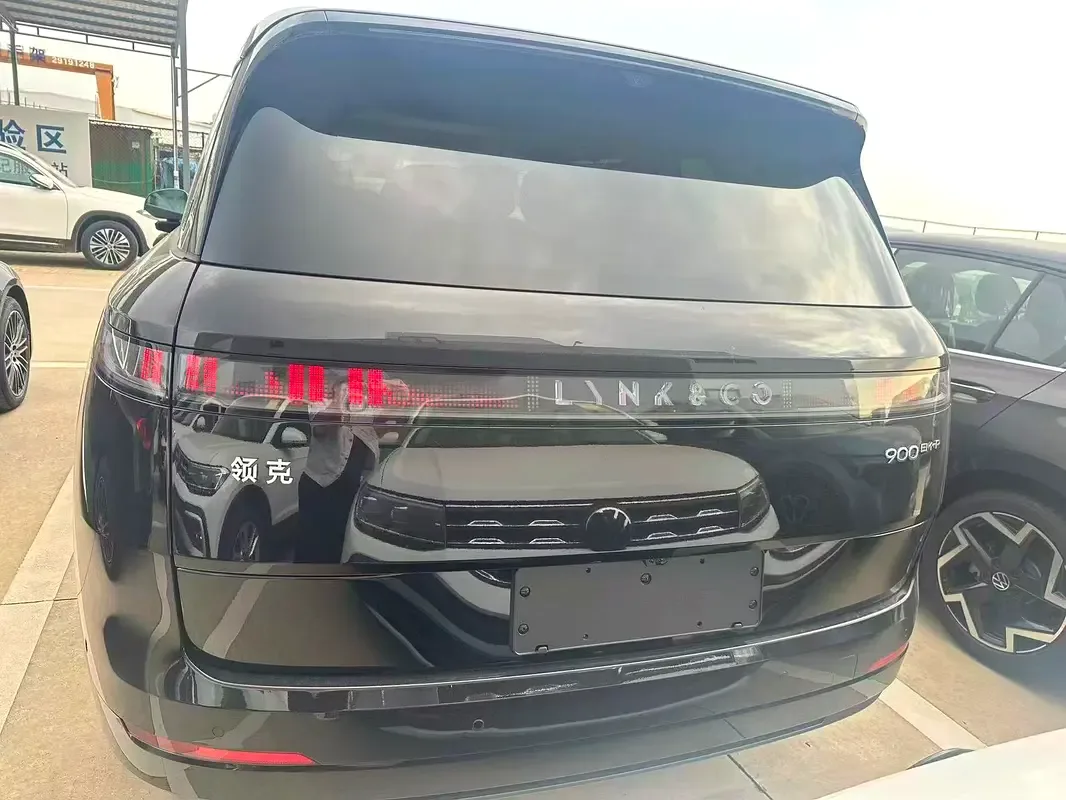 Lynk & Co 900 2.0 AT AWD (734 hp) - 3