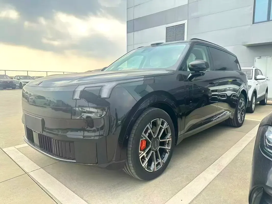 Lynk & Co 900 2.0 AT AWD (734 hp) - 6
