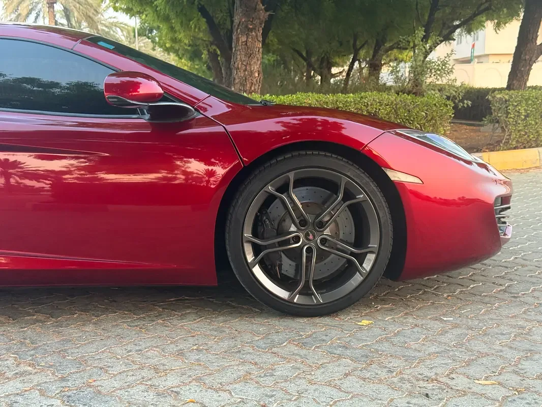 McLaren MP4-12C 3.8 AMT (625 حصان) - 12