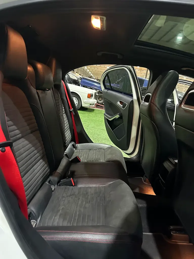 Mercedes-Benz A-Class A 250 7G-DCT (211 hp) - 12