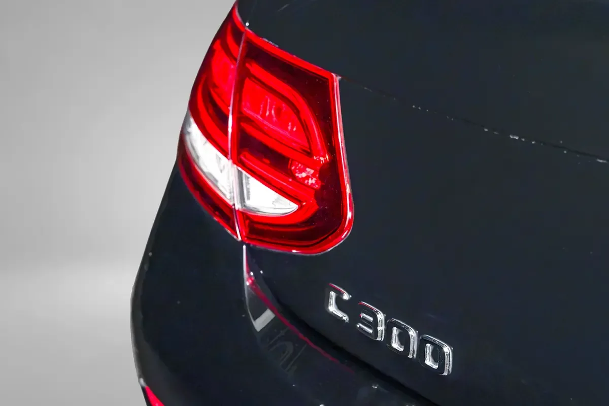 Mercedes-Benz C-Class C 300 9G-TRONIC (258 حصان) - 9