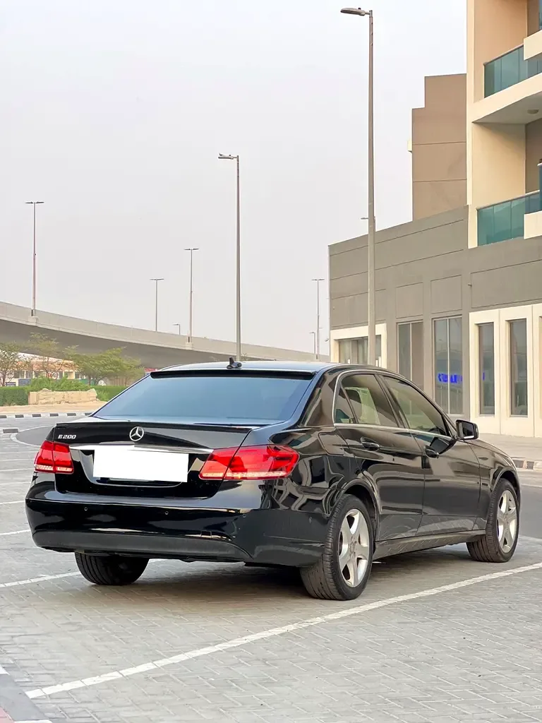 Mercedes-Benz E-Class E 200 9G-TRONIC (184 حصان) - 4