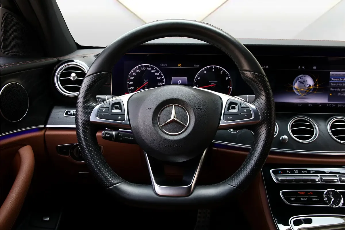 Mercedes-Benz E-Class E 300 9G-TRONIC (245 حصان) - 15