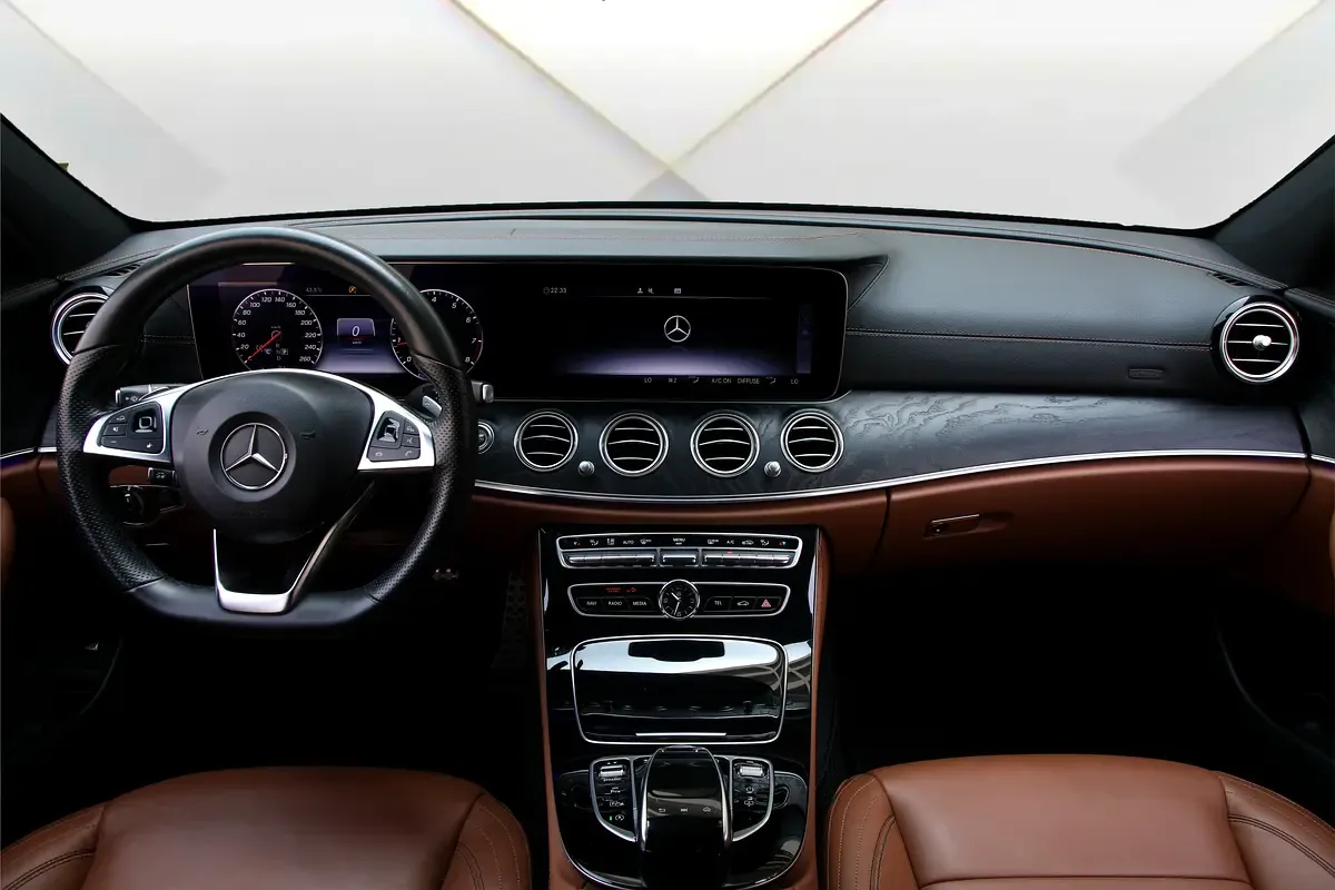 Mercedes-Benz E-Class E 300 9G-TRONIC (245 حصان) - 13