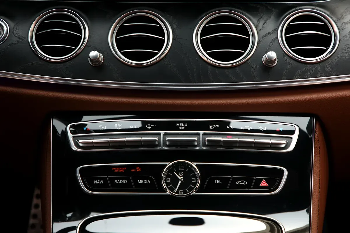 Mercedes-Benz E-Class E 300 9G-TRONIC (245 حصان) - 17