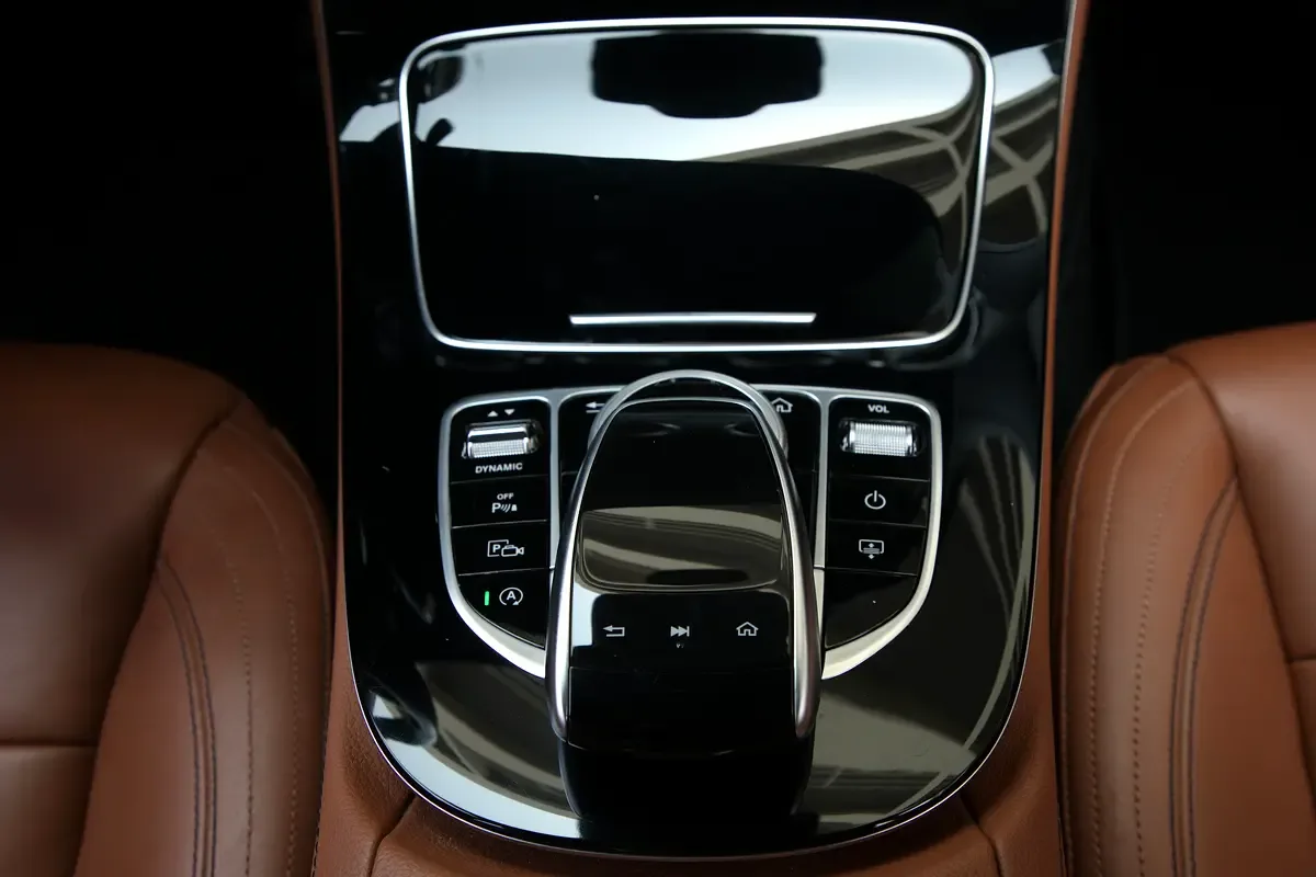 Mercedes-Benz E-Class E 300 9G-TRONIC (245 حصان) - 18