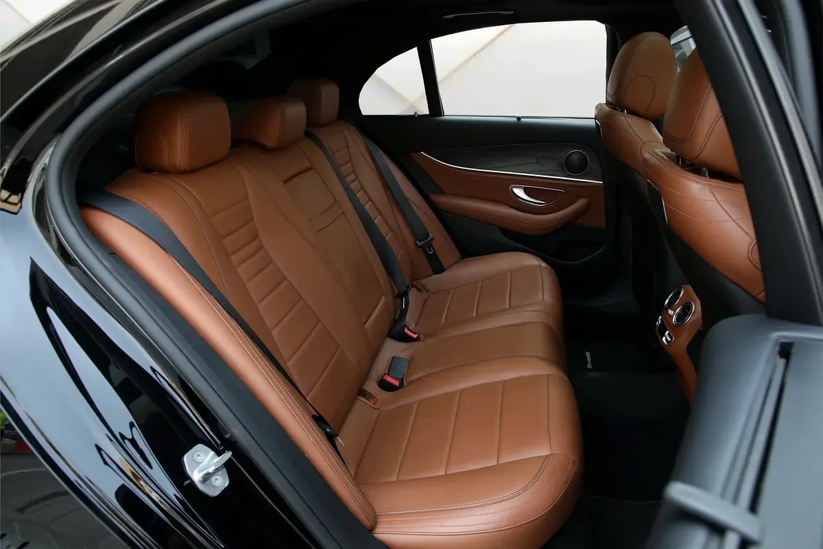 Mercedes-Benz E-Class E 300 9G-TRONIC (245 حصان) - 19