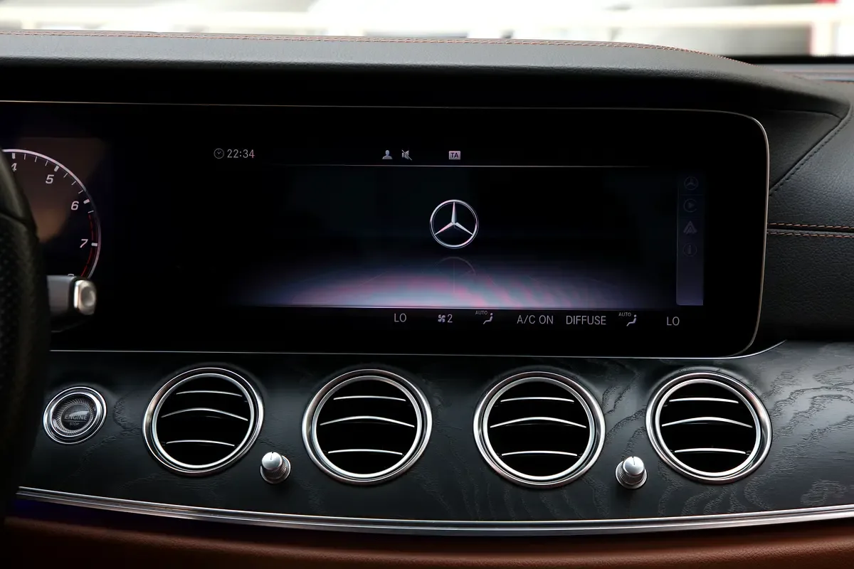 Mercedes-Benz E-Class E 300 9G-TRONIC (245 حصان) - 16