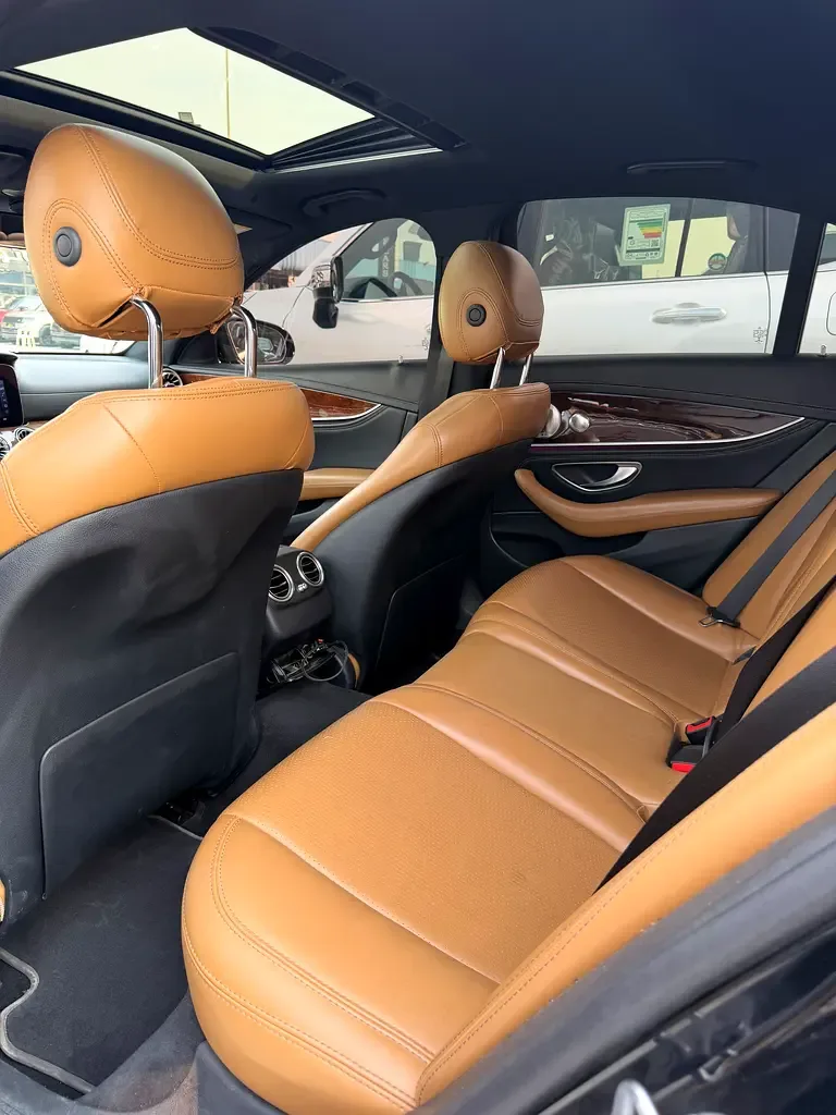 Mercedes-Benz E-Class E 300 9G-TRONIC (245 حصان) - 9