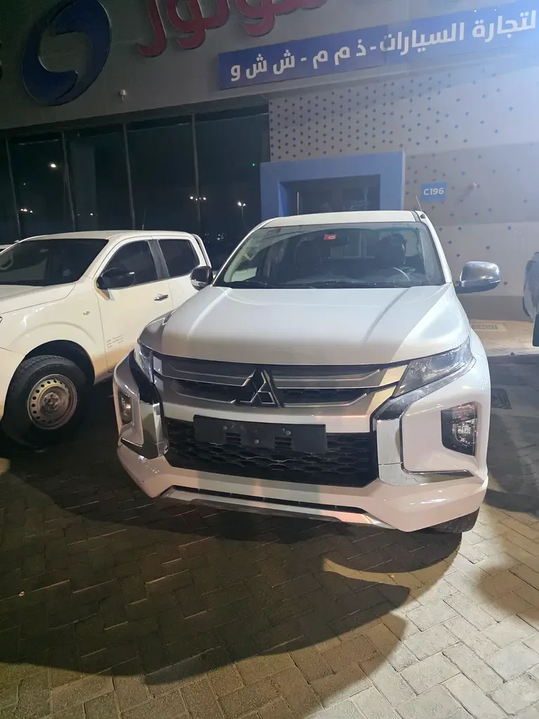 Mitsubishi L200 2.4 MT (128 hp)