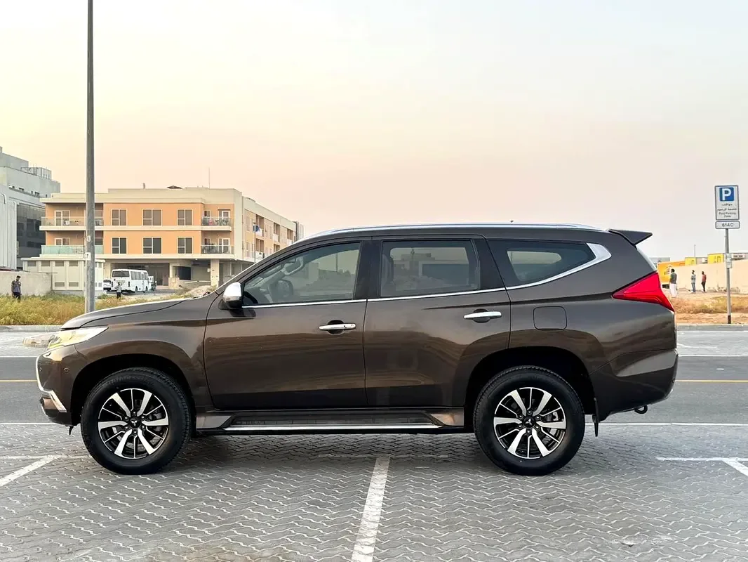 Mitsubishi Montero 3.8 AT (250 حصان) - 2