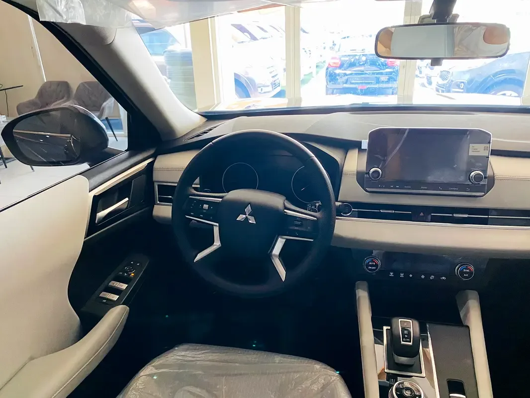 Mitsubishi Outlander 2.5 CVT AWD (184 حصان) - 16