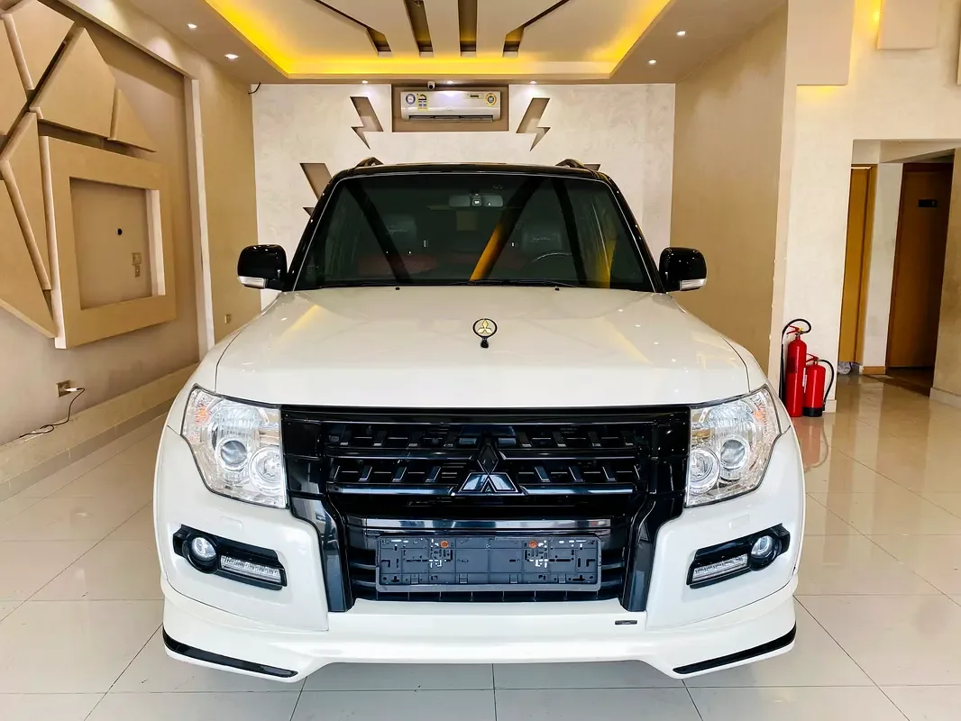 Mitsubishi Pajero 3.8 AT (243 hp)