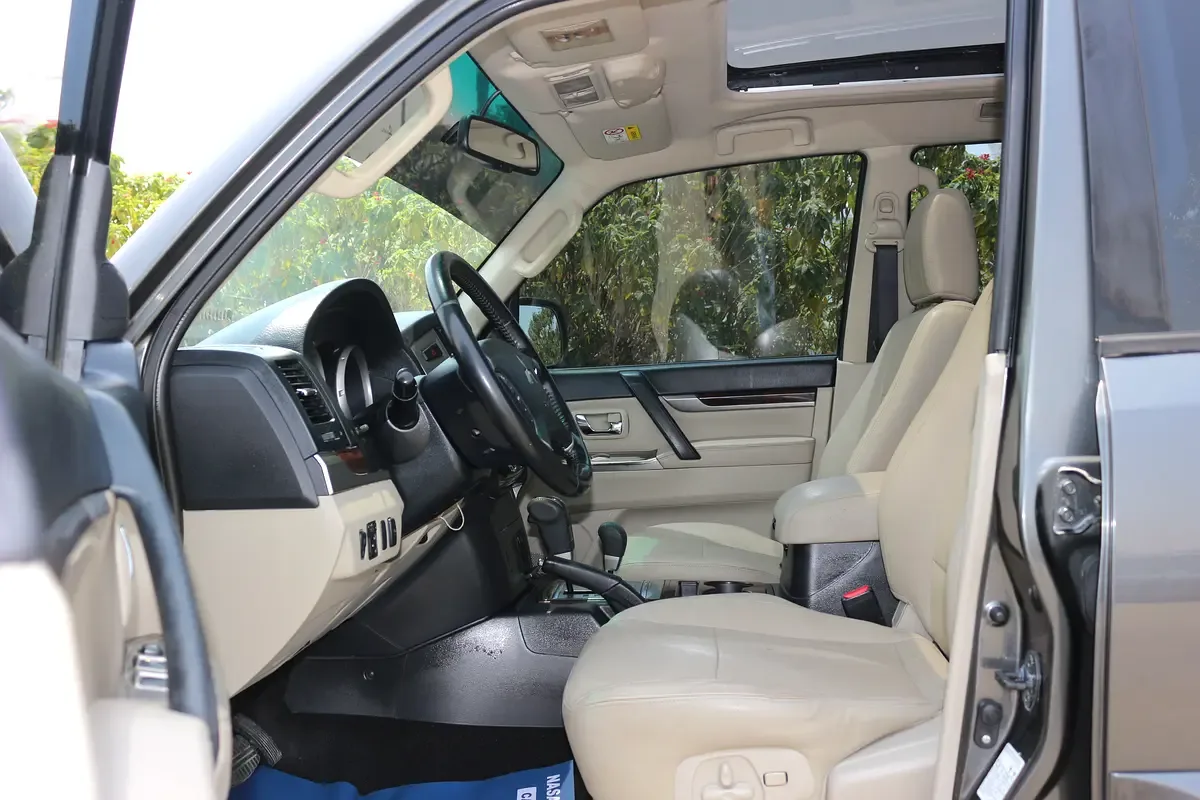 Mitsubishi Pajero 3.8 AT (243 hp) - 13
