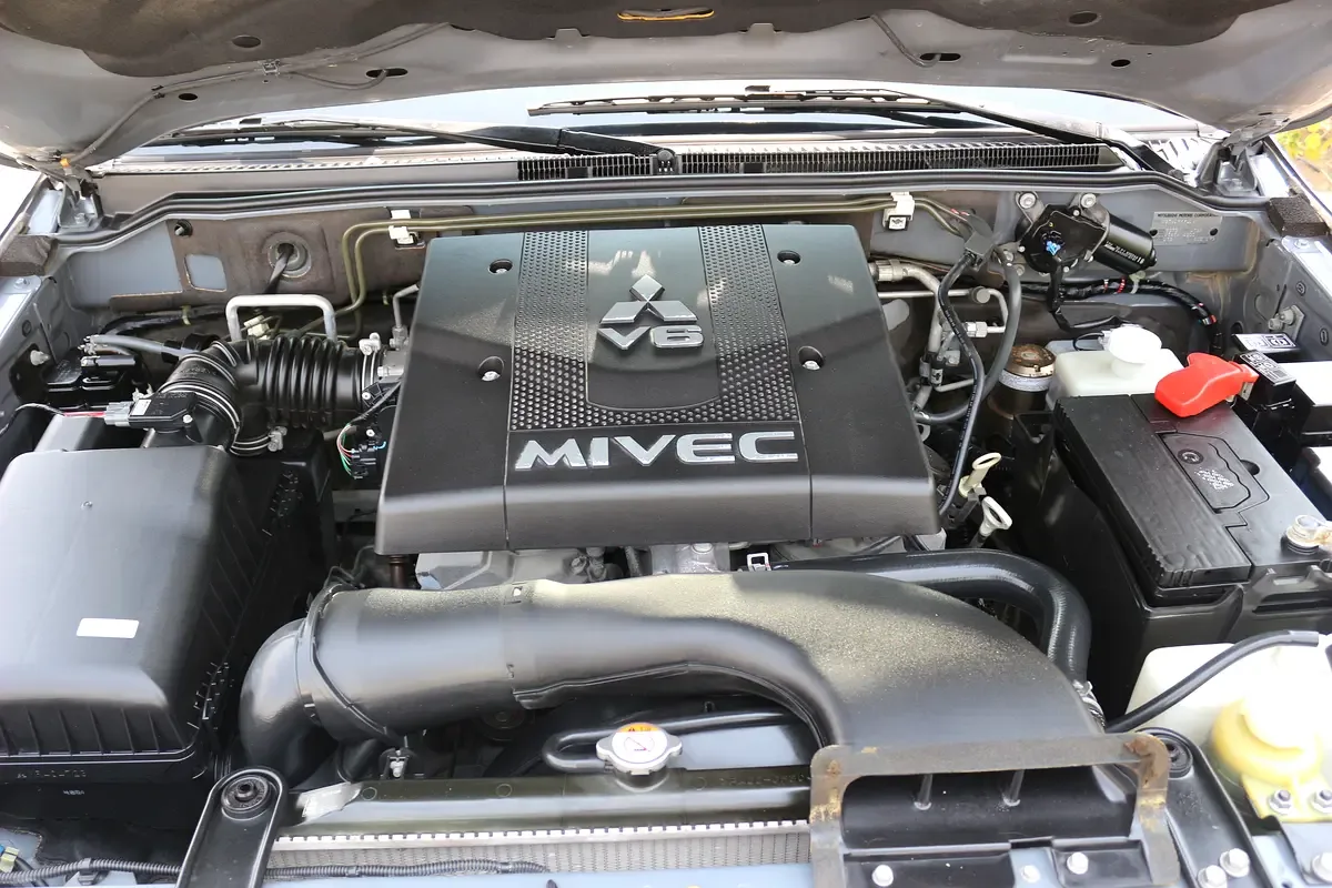 Mitsubishi Pajero 3.8 AT (243 hp) - 12