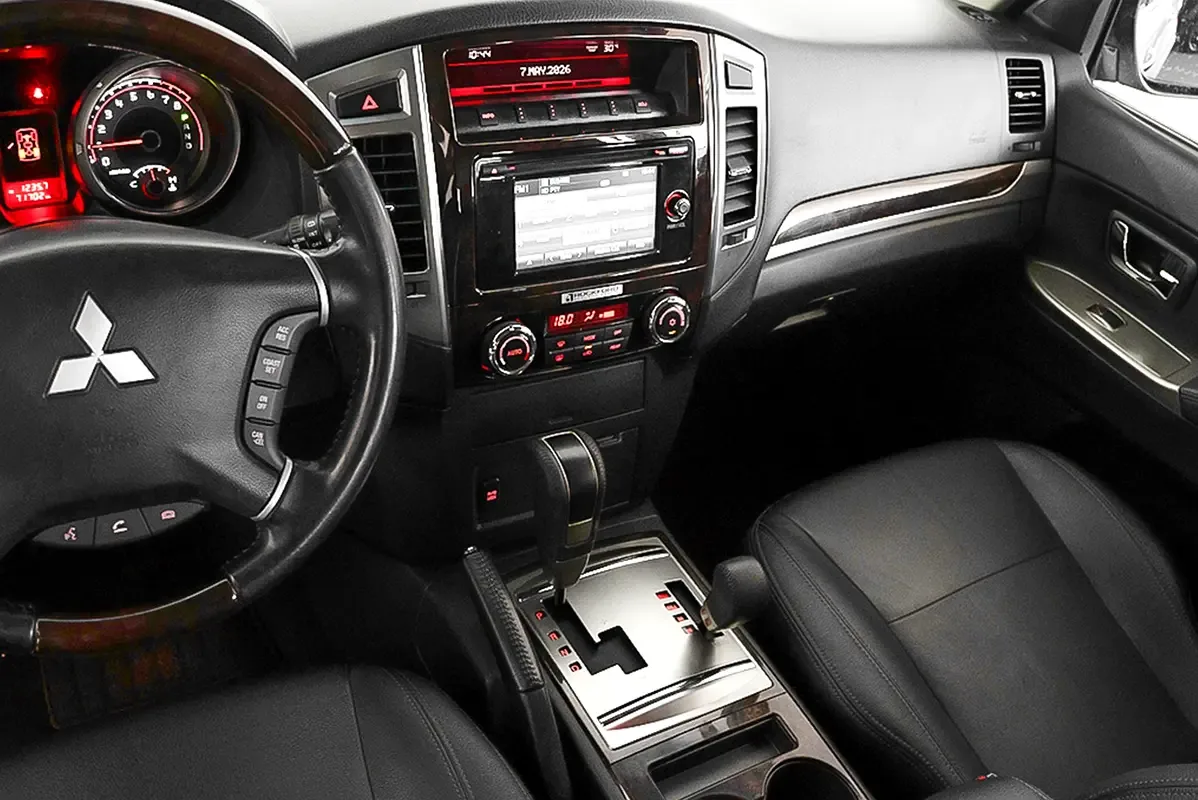 Mitsubishi Pajero 3.8 AT (243 hp) - 9
