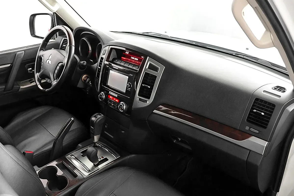 Mitsubishi Pajero 3.8 AT (243 hp) - 10