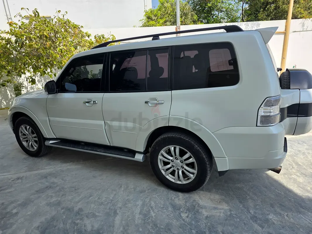 Mitsubishi Pajero 3.8 AT (243 hp)