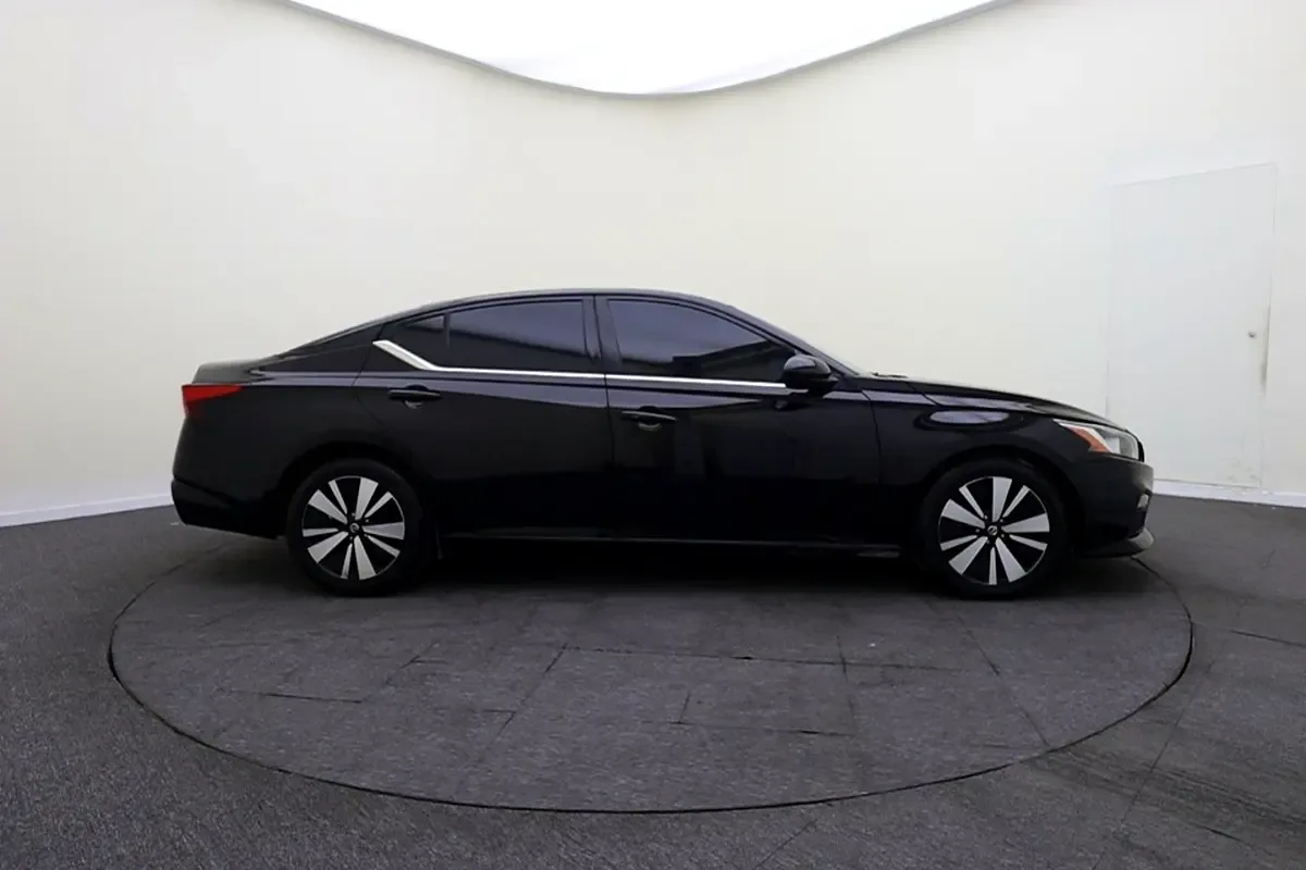 Nissan Altima 2.0 (248 hp), gasoline, variator (CVT), front drive - 4