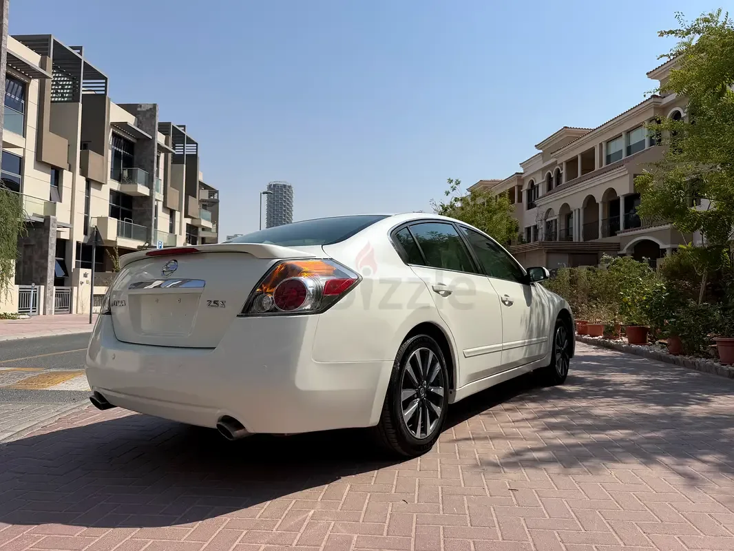 Nissan Altima 2.5 CVT (172 حصان) - 10