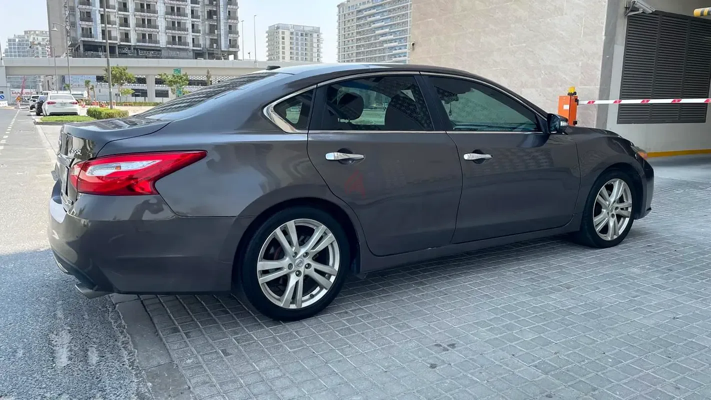 Nissan Altima 3.5 CVT (270 حصان)