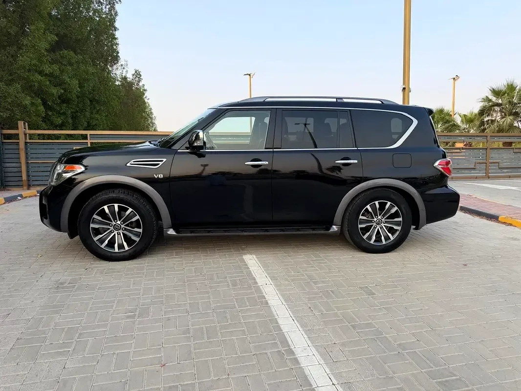 Nissan Armada 5.6 AT (390 حصان) - 5